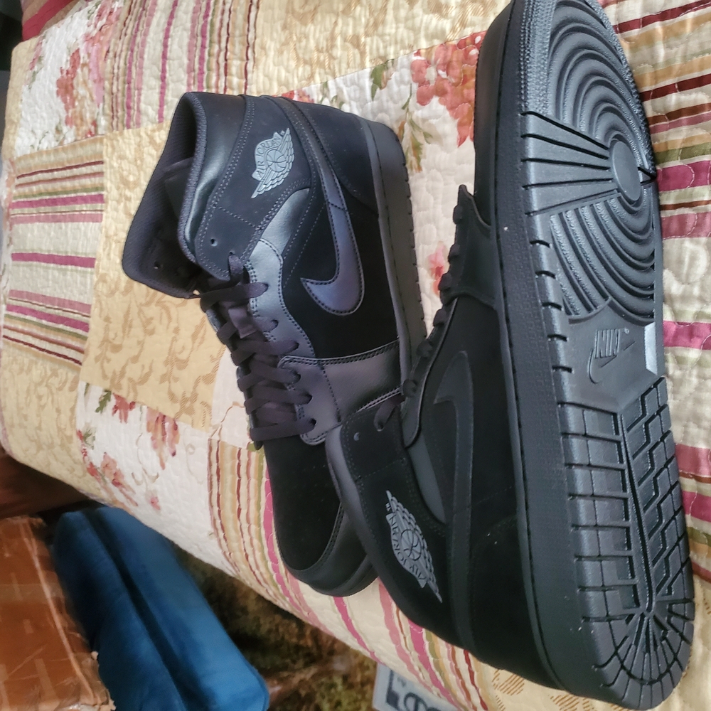 Nike Black High-Top Sneakers with Dynamic Design